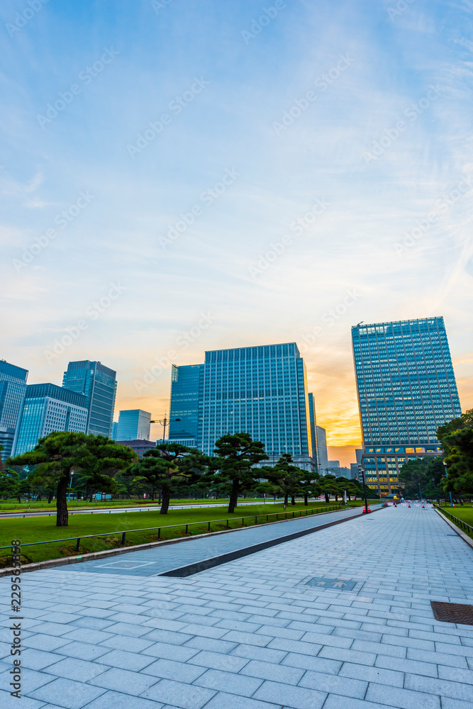 Obraz premium 夜明けの高層ビル群 丸ノ内 The sky at daybreak in Marunouchi, Tokyo, Japan