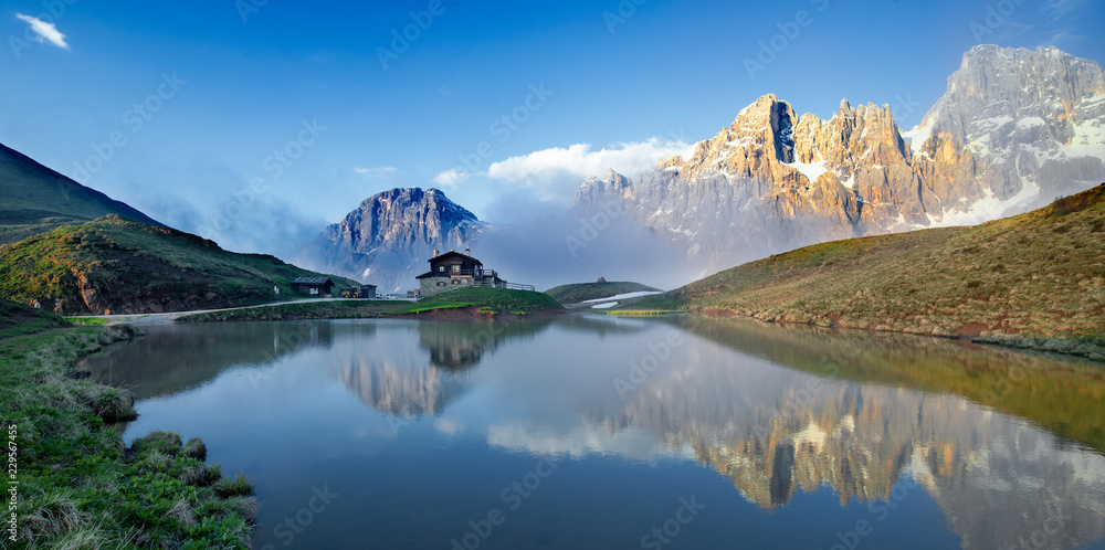 Riflesso delle Pale di San Martino con la Baita Segantini