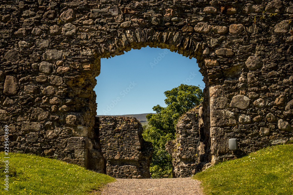 puerta de ingreso a viejo castillo abandonado