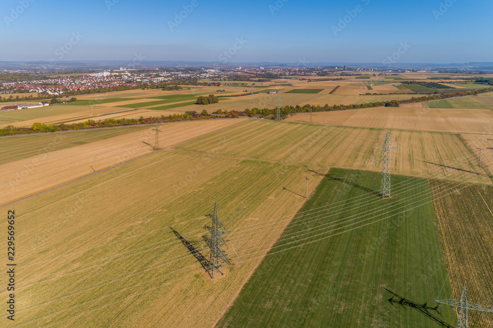 Fototapeta premium Stromtrassen durch Getreidefelder