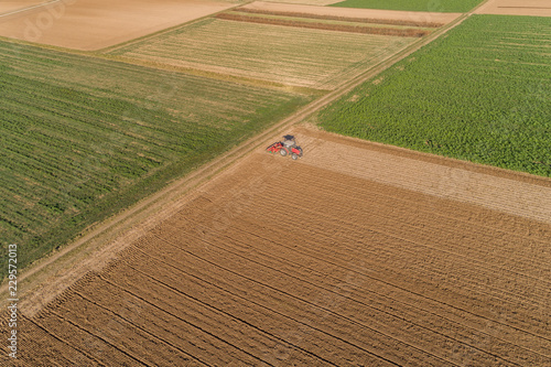 Luftbild eines Bauern mit seinem Traktor bei der Felsarbeit