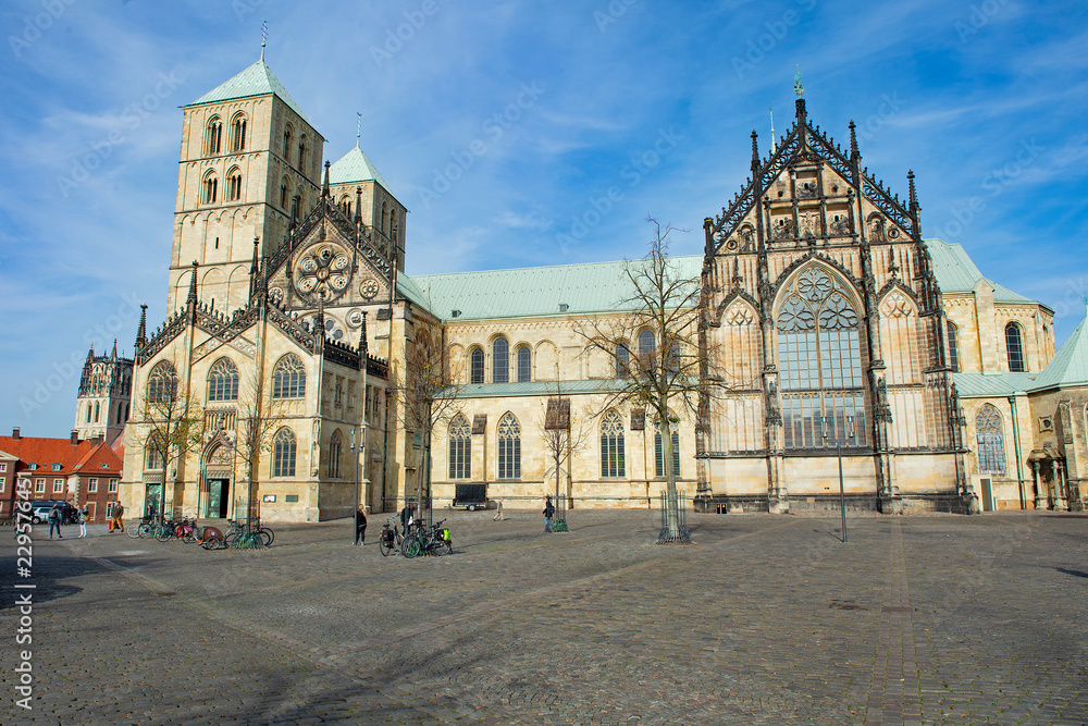 Fototapeta premium Aussenansicht des St. Paulus-Domes in Münster, Westfalen, Deutschland