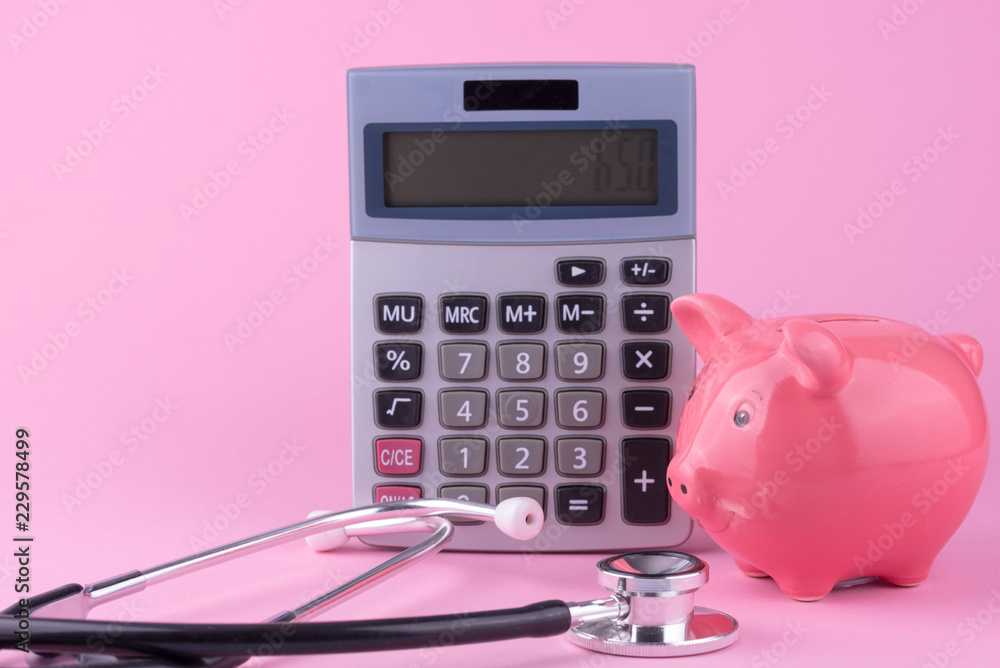 Taschenrechner beim Arzt mit Stethoskop und Sparschwein Taschenrechner beim Arzt mit Stethoskop und Sparschwein