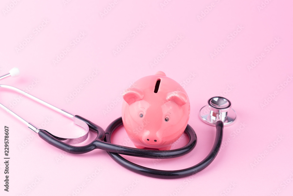 Photography Poster Sparschwein mit einem Stethoskop vor rosa Hintergrund