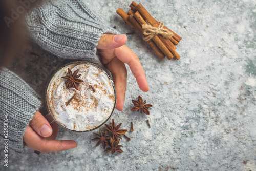 Tableau sur toile Hands holding cup of chai latte, toned
