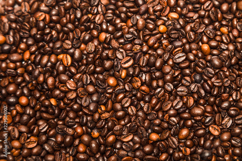 Scattered roasted coffee beans © Тимур Конев