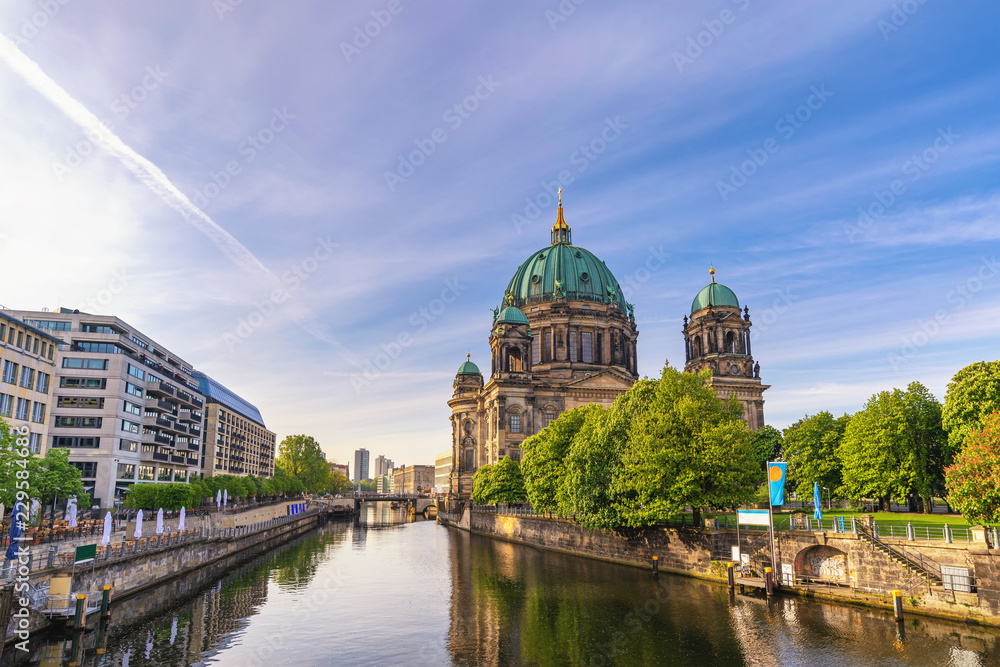 Obraz premium Berlin Germany, city skyline at Berlin Cathedral (Berliner Dom) and Spree River