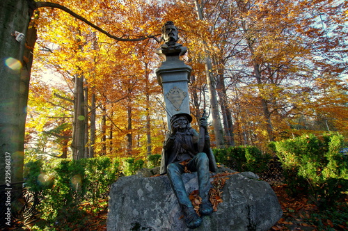 Pomnik Chałubińskiego i Sabały na rogu parku w Zakopanym w piękny, malowniczy jesienny dzień
