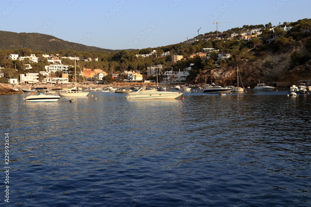Baia alle Baleari con barche e bagnanti Baia alle Baleari con barche e bagnanti