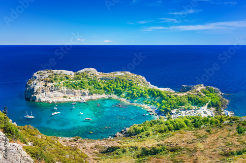 Panoramiczny widok na zatokę Anthonyego Quinna i Morze Śródziemne (Rodos, Grecja)