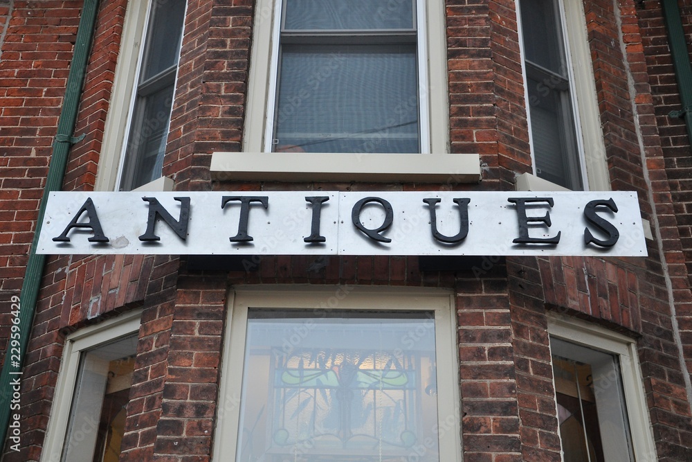 Obraz premium Antiiques sign in front of the store