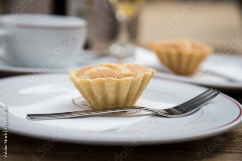 Wallpaper Mural Leipziger Lerchen traditionelle Gebäck Delikatesse mit Kännchen Kaffee in Straßencafé Torontodigital.ca