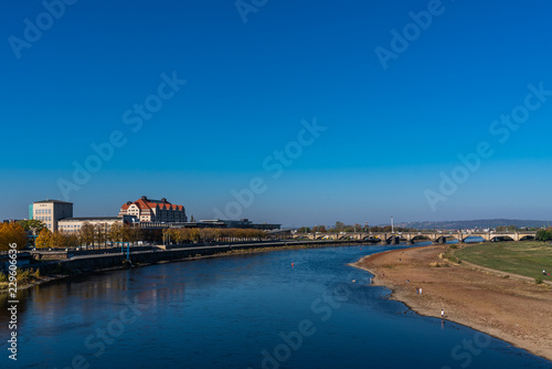 Elbe in Dresden mit der Marienbrücke, sächsischer Landtag und Kongresszentrum