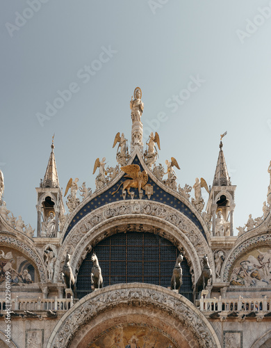 prunkvolle Verzierungen am Markusdom in Venedig photo