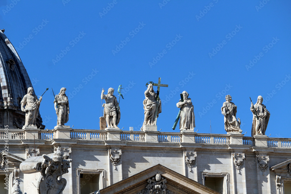 Obraz premium Statues on the Papal Basilica St Peter, Vatican