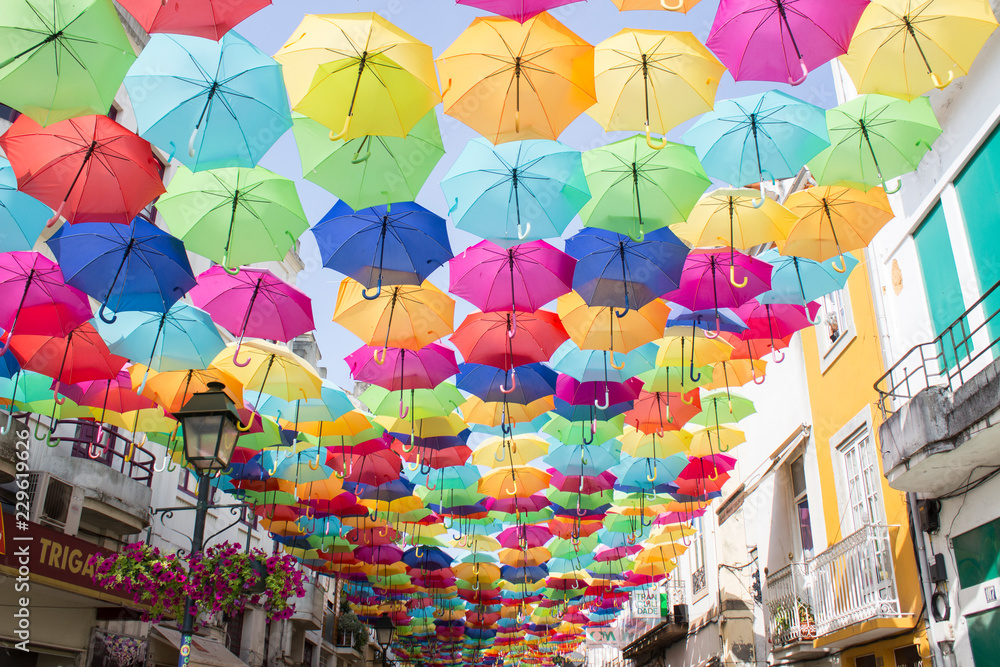 Fototapeta premium kolorowe parasole na niebie, Agueda, Portugalia