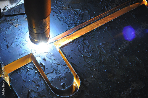 metal cutting process using plasma cutting machine