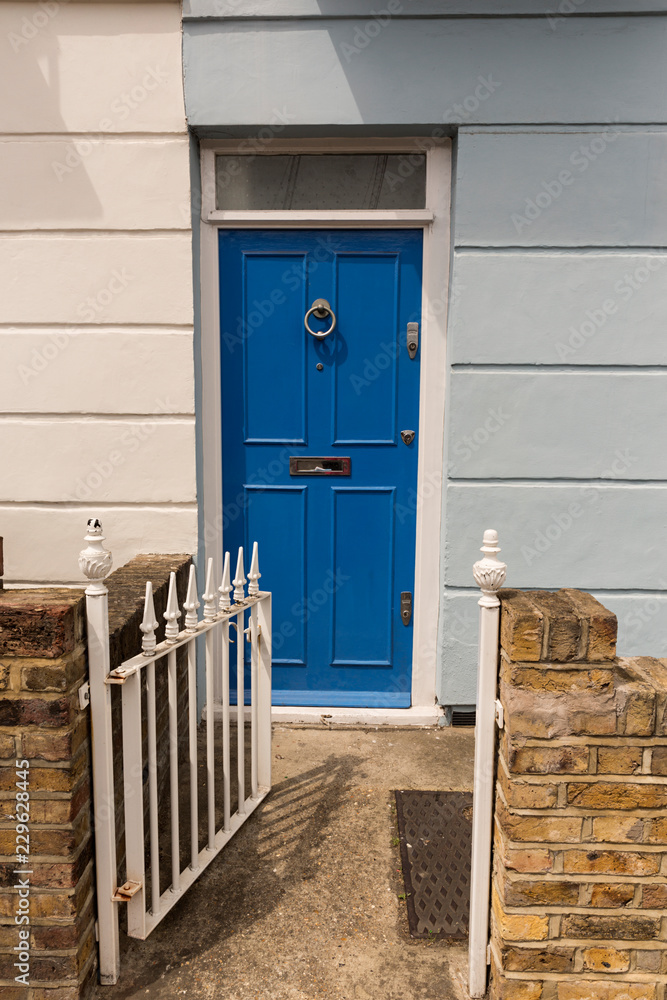 Puerta azul en casa con fachada azul. foto de Stock | Adobe Stock