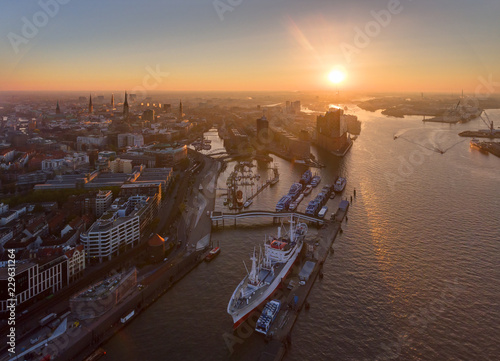 Elbphilharmonie und Hafencity bei Sonnenunaufgang photo