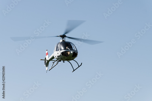 Helikopter in der luft beim landeanflug