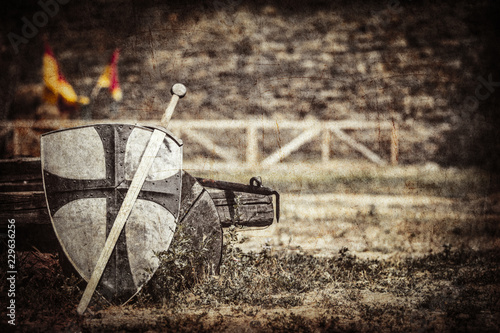 Cuadro en lienzo photo of the old sword and shield on the castle background