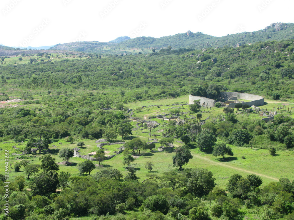 Φωτογραφία Overview of the Great Enclosure at the UNESCO World Heritage Site of Great Zimbabwe, an ancient city near Masvingo, Zimbabwe, and the capital of the Kingdom of Zimbabwe during the Late Iron Age