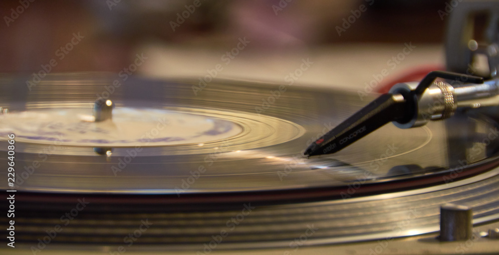 Obraz premium close up shot of turntable playing an lp