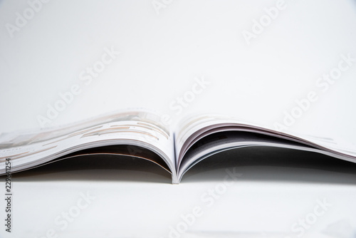 Geöffnete Zeitschrift mit weißem Hintergrund