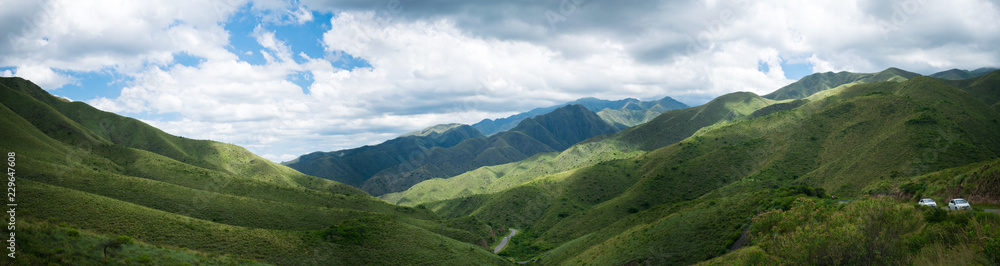 panoramica de montañas verdes y camino sinuoso