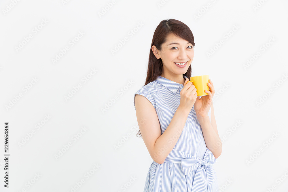 飲み物を飲む女性 飲み物を飲む女性
