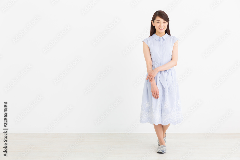 笑顔の女性　全身