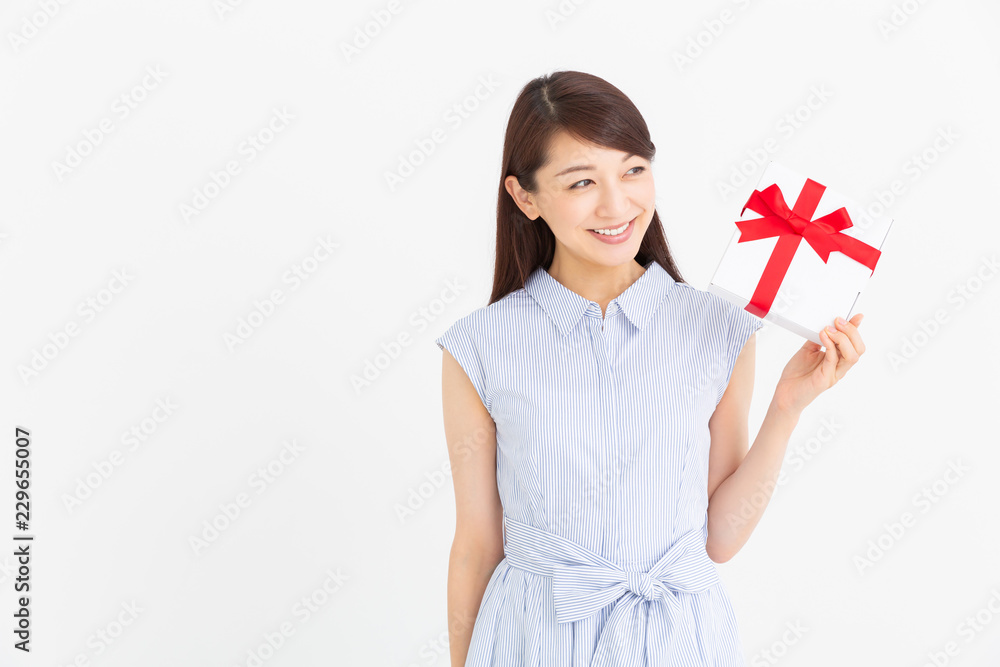 プレゼントを持つ女性 プレゼントを持つ女性