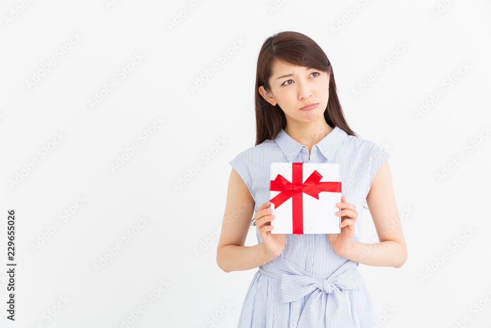 プレゼントを持つ女性 考える プレゼントを持つ女性 考える