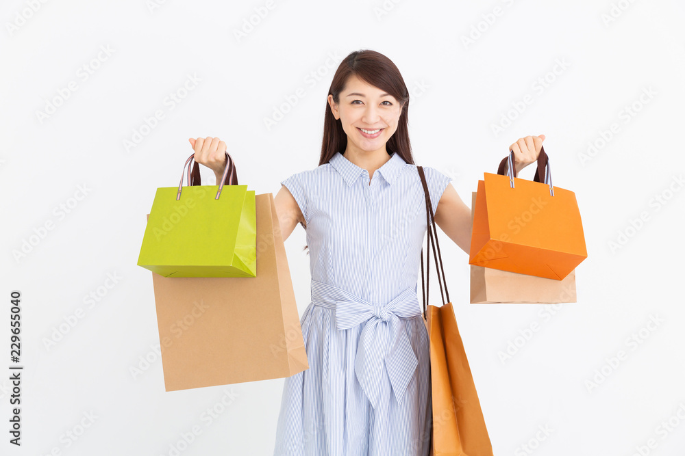 買い物をする女性 買い物をする女性