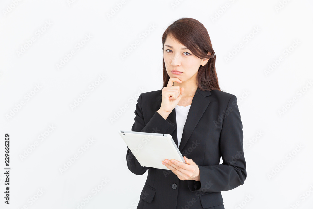 タブレットコンピューターを見る女性 ビジネス 考える タブレットコンピューターを見る女性 ビジネス 考える