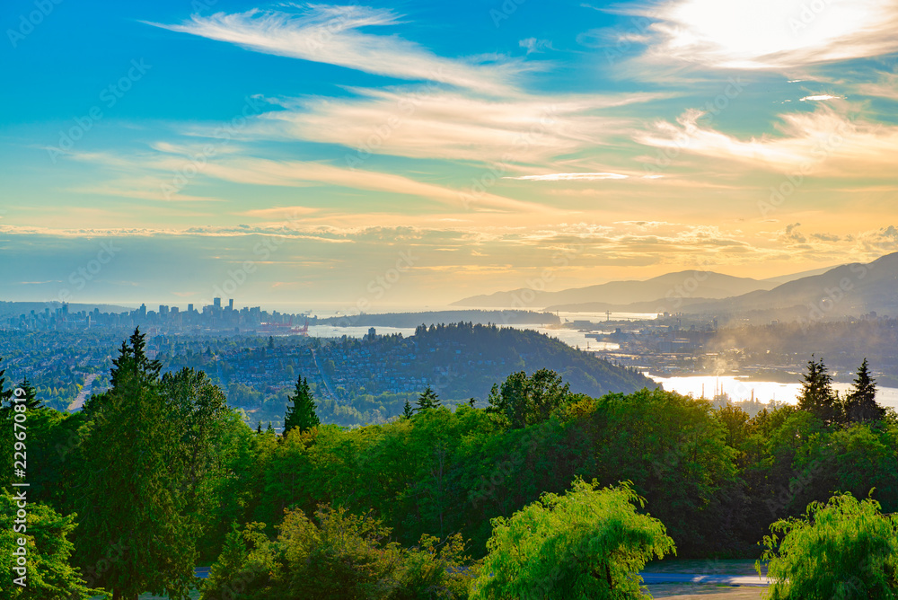 Obraz premium Burnaby Mountain at sunset overlooking Vancouver Harbour in BC, Canada