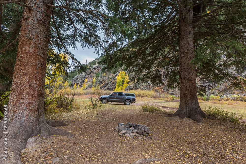 Obraz premium Truck camping colorado mountains autumn