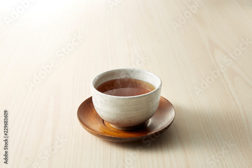 暖かいほうじ茶 (roasted green tea)