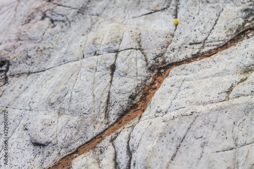White marble Sticky dirt Rough surface is a deep groove.