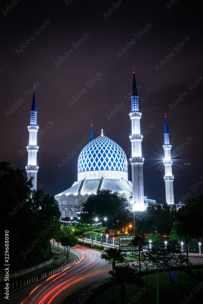 Obraz premium Nightview of the Blue Mosque with lights trail