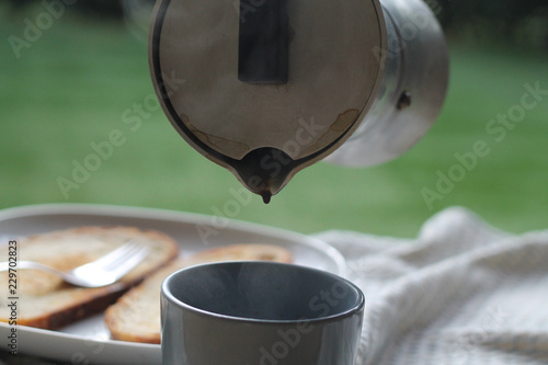 gota de café cayendo de cafetera a taza