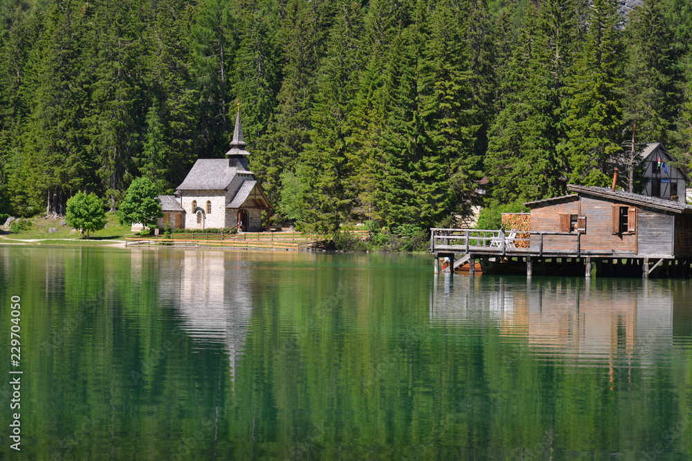 Lago di Braies chiesa Lago di Braies chiesa