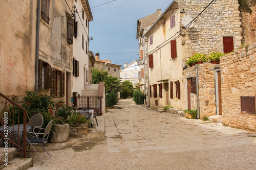 Fototapeta Historyczna wioska na wzgórzu Bale (zwana także Valle) na Istrii w Chorwacji