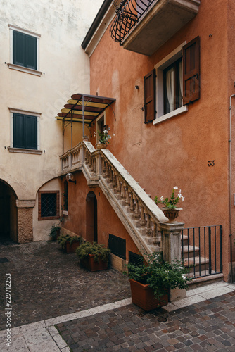 Gasse in Torri del Benaco am Gardasee photo