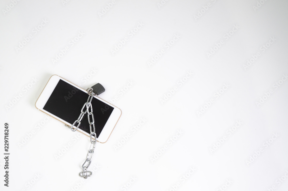 The smartphone is locked.Chain and mobile bundles are locked.