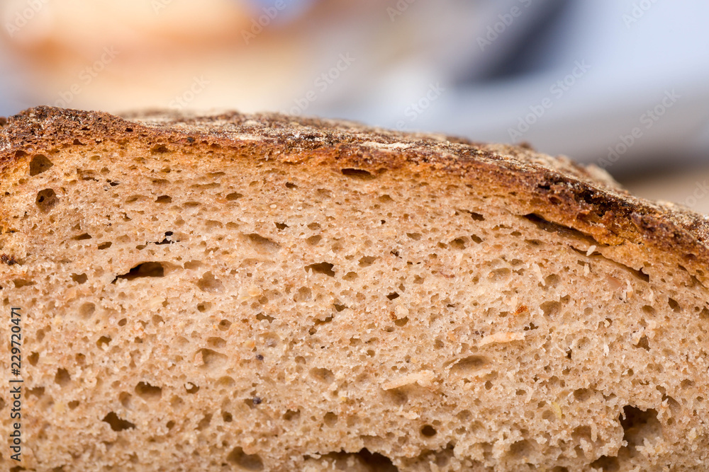 Detailaufnahme eines frisch angeschnittenen Brotes mit Kruste und Krume