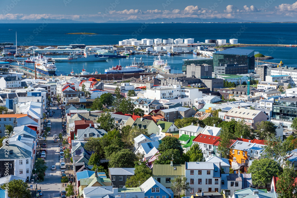 Reykjavík auf Island,  Blick vom Turm der Hallgrímskirkja Richtung Hafen. Links die Skólavörðustígur Strasse, rechts das Harpa Konzerthaus