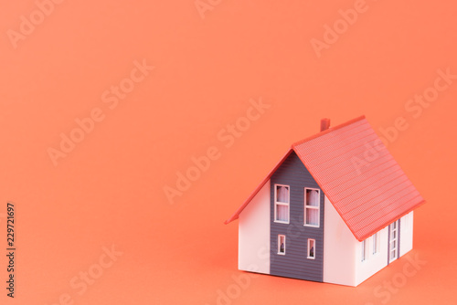 Einfamilienhaus vor rotem Hintergrund