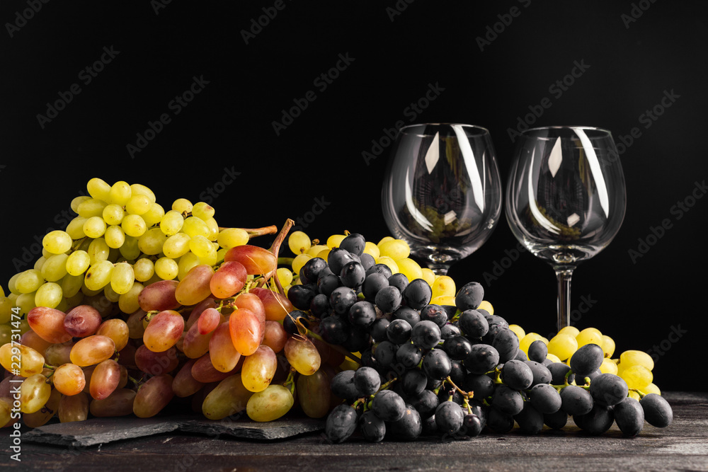 wine and grapes on the table