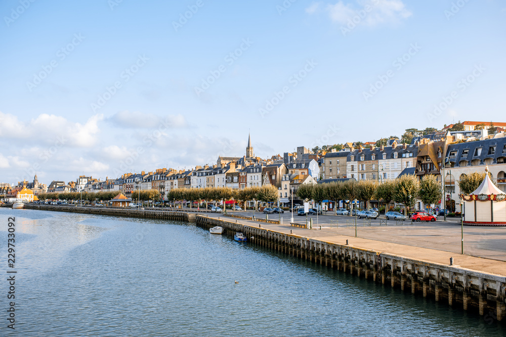 Landscape view on the riverside of trouville village, famous french resort in Normandy foto de